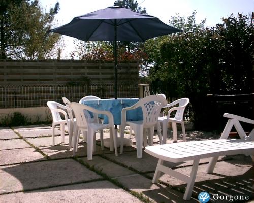 Terrasse avec salon de jardin et relax